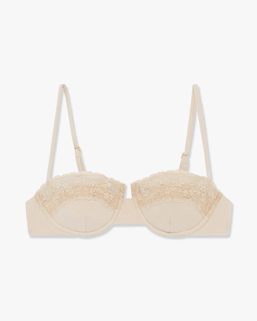 Zarte Spitze, sinnliche Silhouette: Balconette Lingerie für deine schönsten Momente.
